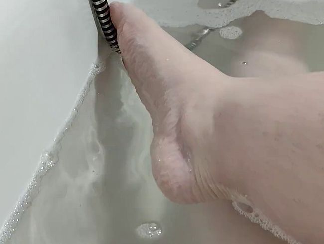 Download: CurvyKompriGirl - Füße und Beine in der Badewanne.. Wer hat Lust auf einen Fußjob? // Video 019