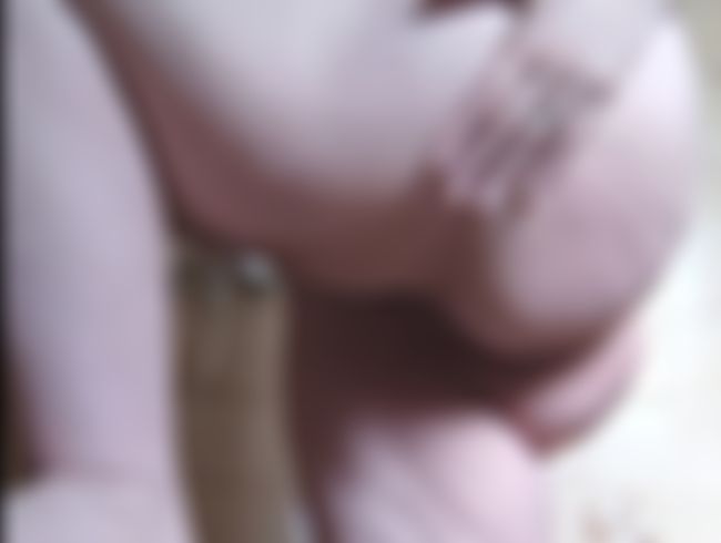 Download: CurvyKompriGirl - Retro Dusche Teil 2 /Nach der Dusche im Retro Bad abtrocknen und einölen! Userwunsch Beine einölen!