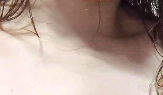 Download: CurvyKompriGirl - Nasse Haare & Titten einölen.. danach gibt es einen geilen Tittenfick!