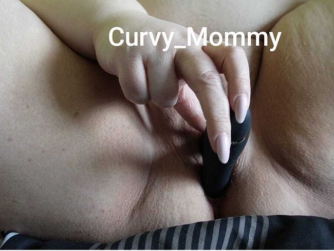 Download: Curvy_Mommy - Alleine auf dem Sofa mit meinem geilen schwarzen Vibrator.
