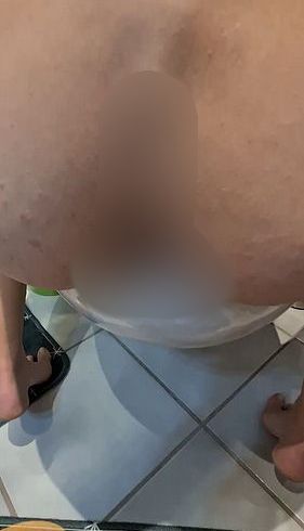 Download: DXRX357 - Geil, Sitze auf der Toilette und er Wichst sich einen