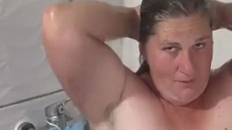 Download: Daniela2408 - Tropfnass & verführerisch unter der Dusche ??