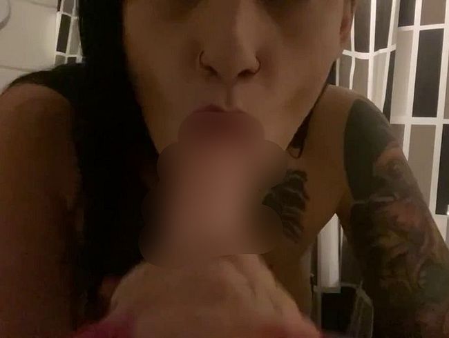 Download: DarcyDiamond - POV Schlampiger Blowjob und Deepthroating in der Badewanne