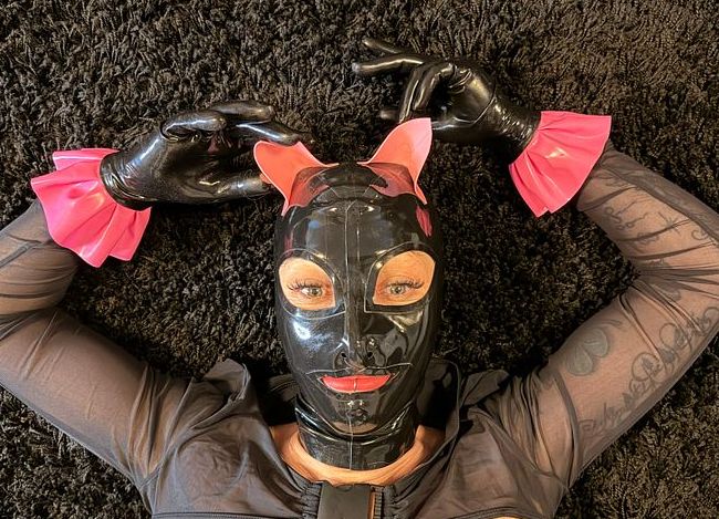 Download: Demetera - Mit Latex Maske den schönen Schwanz geblasen und viel Sperma rausgeholt
