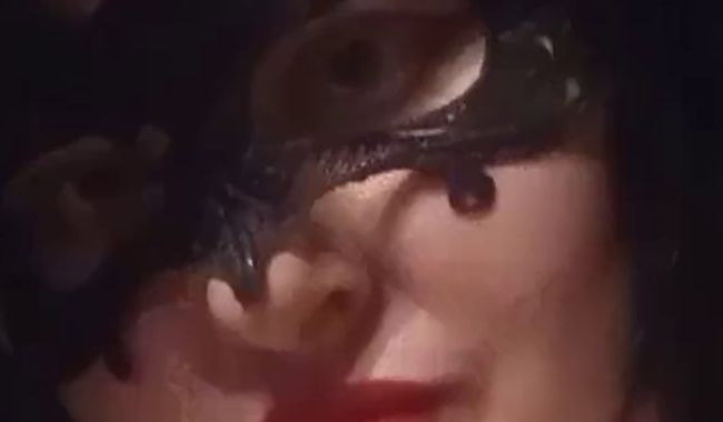 Download: Demi_derriere - DOMINATRIX VERZAUBERT SIE MIT EINEM RAUCHZAUBER. SEXY STRIPTEASE.