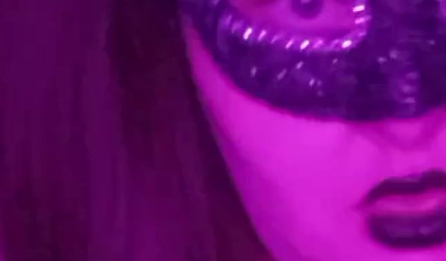 Download: Demi_derriere - Kniet euch sofort hin! Es ist Zeit, der Königin zu dienen!