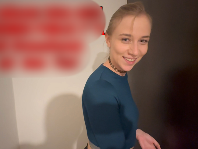 Download: DerPornoBeamte - Wir müssen leise sein! EXTREMER PUBLIC FICK mit SirenaSweet auf dem Flur!