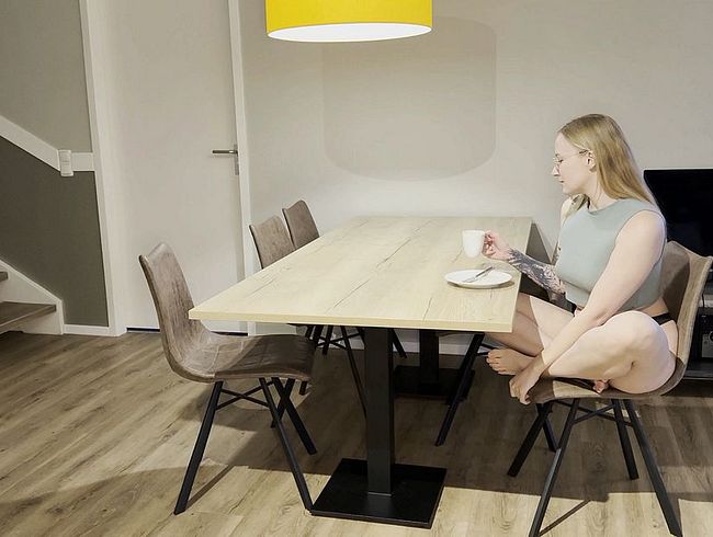 Download: DerPornoBeamte - BUMSBAR Test mit MarieHardon zum Frühstück!