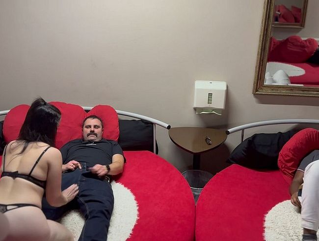 Download: DerPornoBeamte - 2 Girls. 2 Cocks. 1 Bett – MonaMystery & EmmaSecret lassen ALLES explodieren!