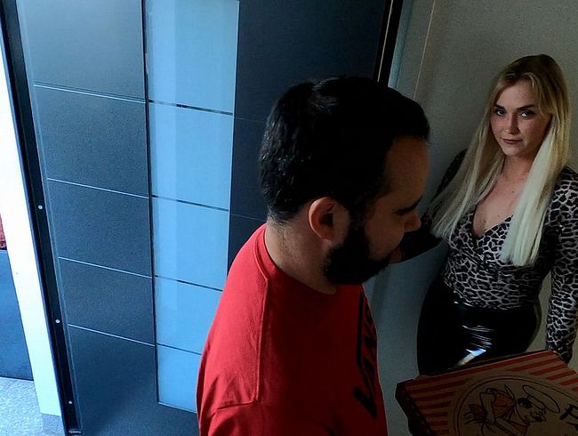 Download: DerPornoBeamte - Die heiße Larissa bezahlt ihre Pizza mit ihrer FOTZE!