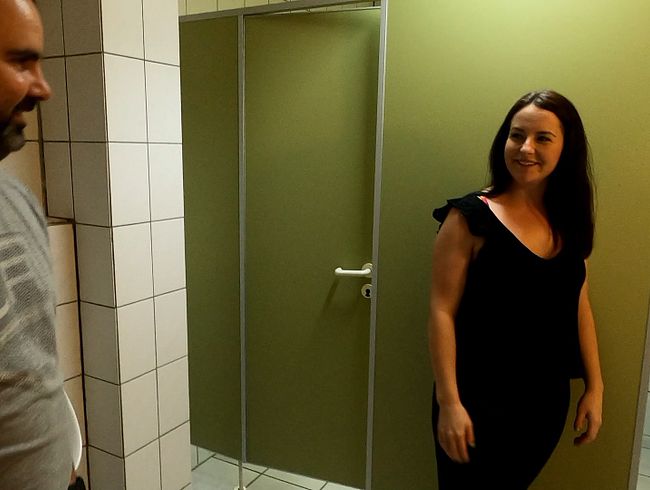 Download: DerPornoBeamte - Disco-Klo Quickie – Ich spritz Emma mitten ins Gesicht!