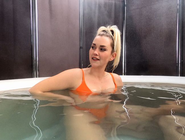 Download: DerPornoBeamte - Whirlpool FREMDFICK mit Larissa!