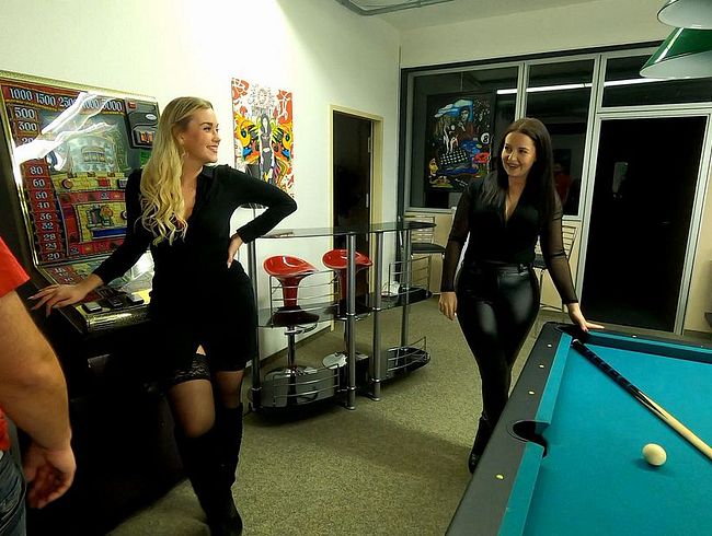 Download: DerPornoBeamte - Zwei Luder – ein Queue! Dreier auf dem Billardtisch mit Larissa & EmmaSecret!