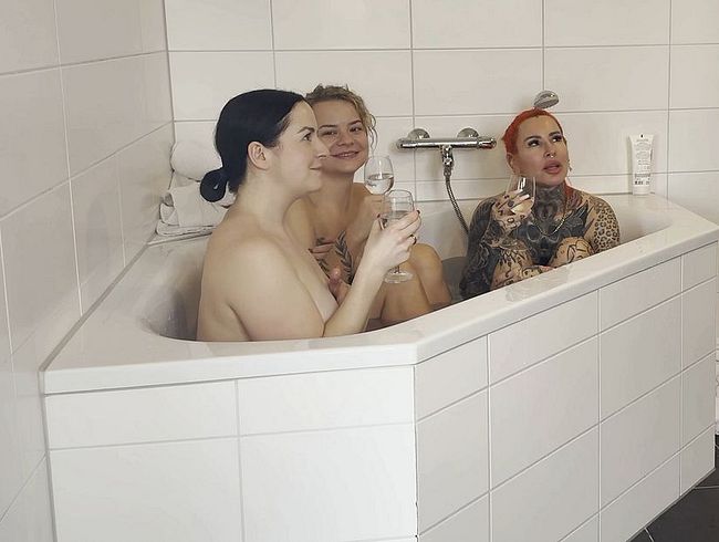 Download: DerPornoBeamte - Bumsbar im Whirlpool – Die drei Schlampen werden hart rangenommen!