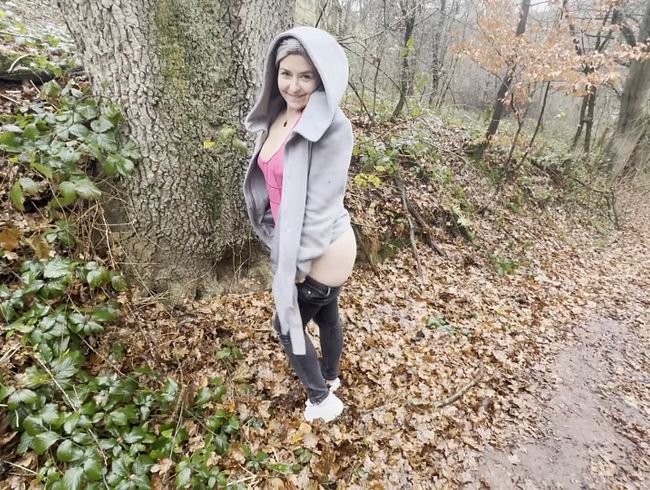 Download: DerPornoBeamte - Eiskalt draußen – aber ihre Fotze ist schön warm! Creampie mit EmmaSecret im Nebel!