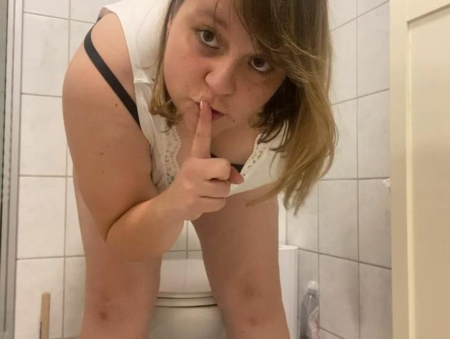 Download: Deutsche_Anna - Heimlich auf Toilette masturbieren