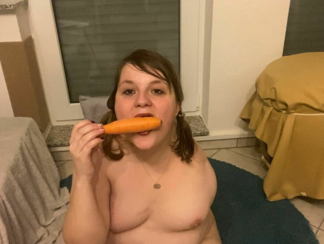 Download: Deutsche_Anna - Große Karotte tief in Pussy und Arsch