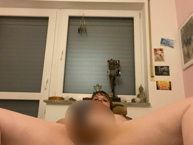 Download: Deutsche_Anna - Heimlich bei den Eltern mit der Haarbürste masturbieren