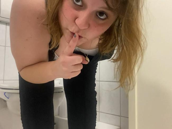 Download: Deutsche_Anna - Still und Heimlich auf dem Klo masturbieren!