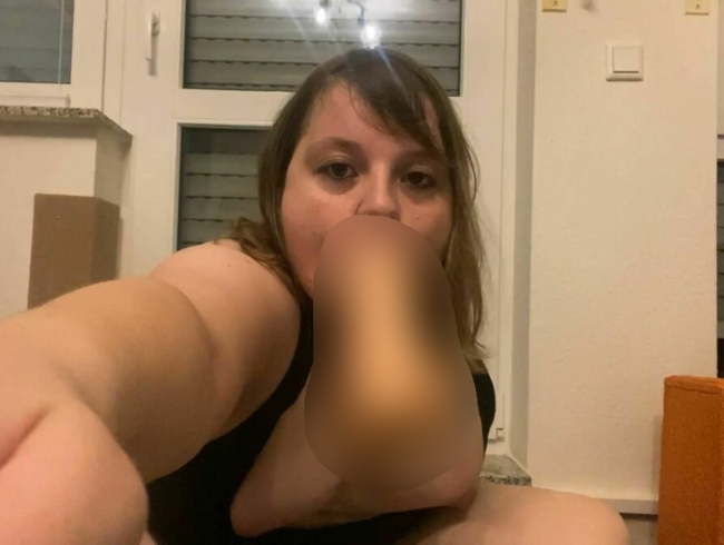 Download: Deutsche_Anna - Riesenschwanz tief ins enge Fötzchen rammen!