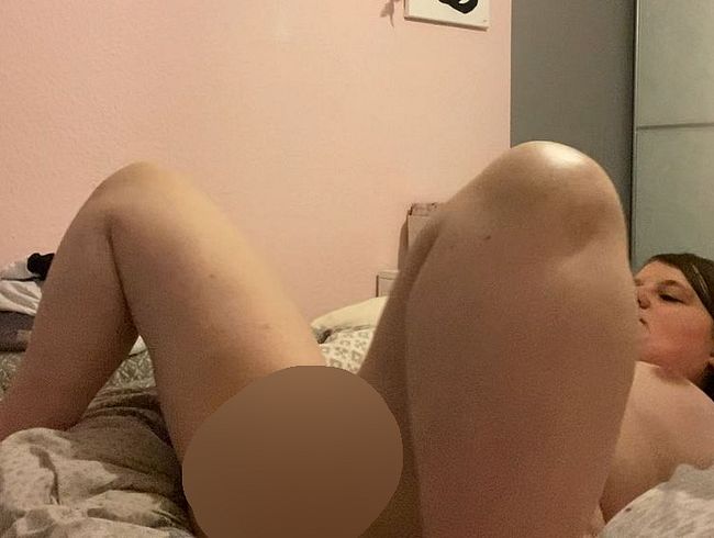Download: Deutsche_Anna - Amputiertes Vollweib penetriert Ihr Mega haariges Fötzchen bis zum Orgasmus!