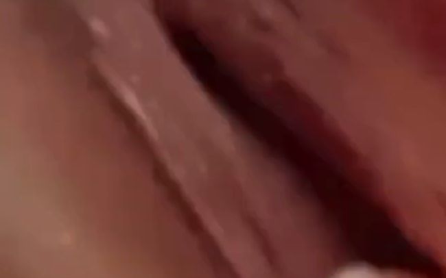 Download: Deutschesjungesgirl - Squirting viedeo, geile Titten und am Ende wird alles beim mastubieren rausgespritzt? (Kein Tone )