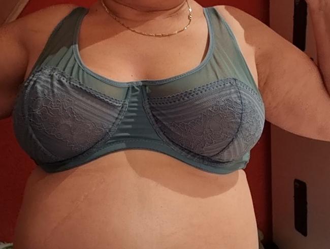 Download: DickeTitte70 - Kleine Kollektion wie meine Brüsten aus dem BH fallen