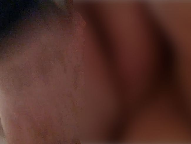 Download: DickeTitte70 - Heftiger Orgasmus mit der Hand.