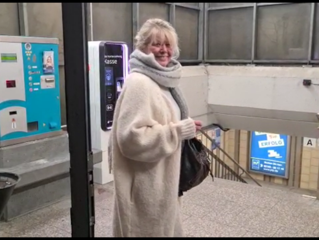 Download: Dirty-Kiki - Piss Stück pisst dreist Public in den Parkhauseingang......