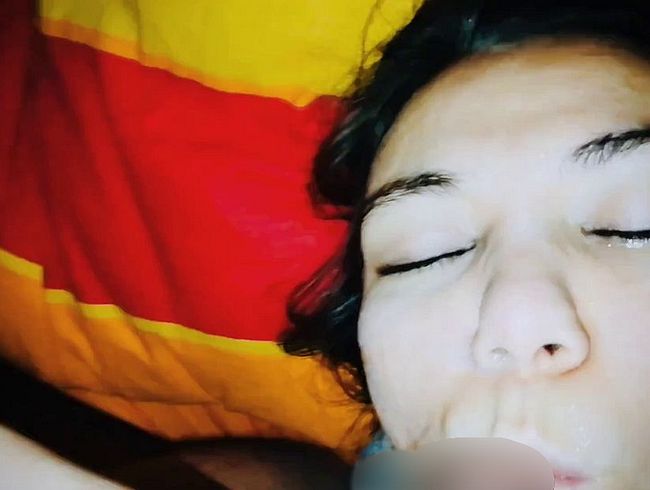 Download: Dirty666Pee - Young Peenelopee bekommt eine Riesenladung Pisse direkt in die Fresse und schluckt jeden Tropfen.