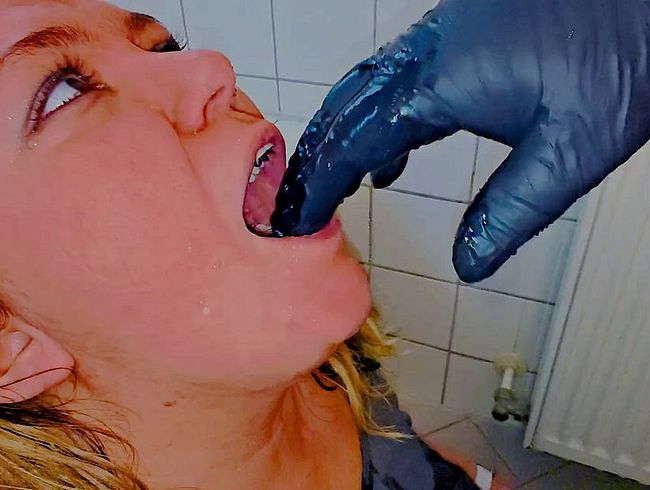 Download: Dirty666Pee - Spaß im Bad #5 [Pissgöttin in Action] Bizarr, Pisse, Spucke, Schleim, Halsfick, Extrem, Pervers]