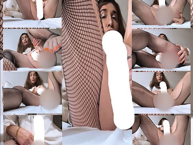 Download: DivyStylez - Ordentliches abwichsen in zerissenen Netzstrümpfen