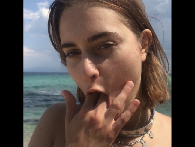 Download: Dollydyson - Riesen Pissstrahl am Strand