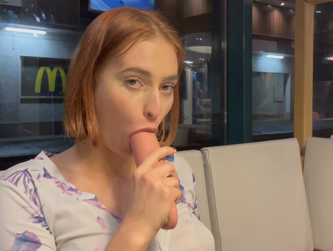 Download: Dollydyson - Notgeil im Fast Food Restaurant - Sperma und Squirt statt Burgersauce