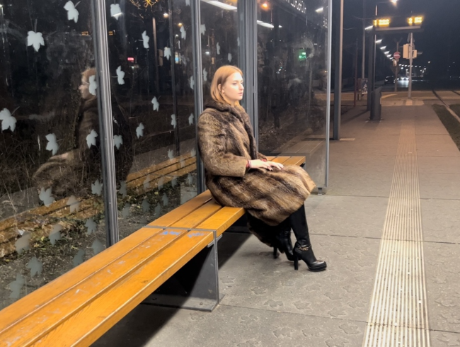 Download: Dollydyson - Ich muss dringend mal und keine Toilette ist in der Nähe