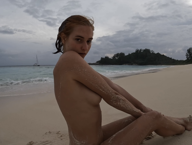 Download: Dollydyson - Public am Strand gefickt (Teil 1)