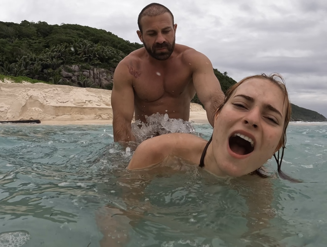 Download: Dollydyson - Public am Strand gefickt (Teil 2)