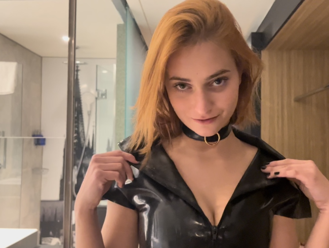 Download: Dollydyson - Vollgewichste Latex Bitch sauber gepisst