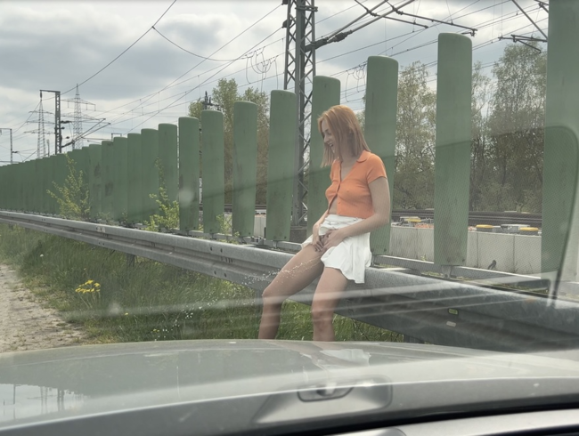 Download: Dollydyson - riesen Ladung gepisst direkt neben der Straße