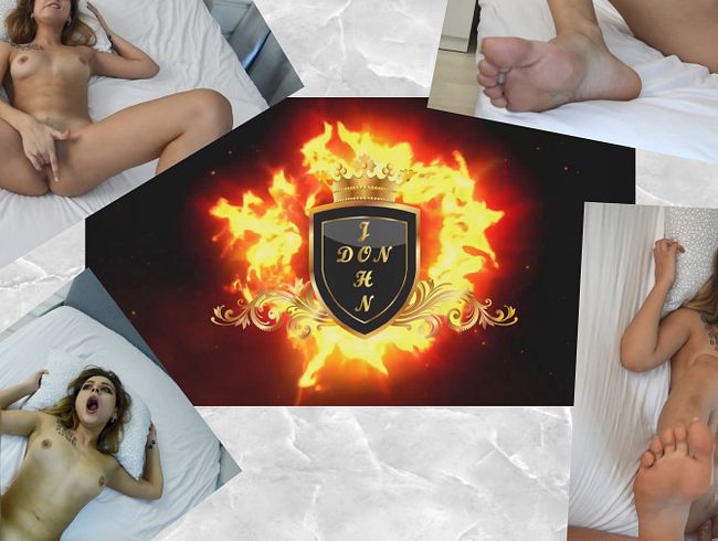 Download: DonJohn11 - Sexy nacktes Teeny AO auf dem Bett gefickt