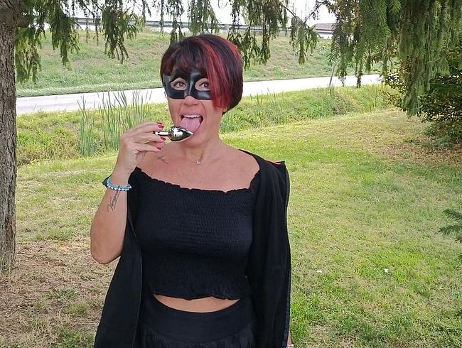 Download: DragonflyExhib - Exhibitionismus und Urinieren mit Buttplug an Landstraßen - Exhibitionist