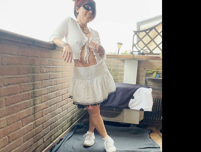 Download: DragonflyExhib - Hinter den Kulissen: Blitzen und Goldener Regen auf dem Balkon – Urin- und Exhibitionismus-Spaß! Noch eine heiße POV-Perspektive!