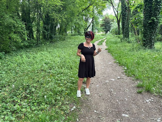 Download: DragonflyExhib - Allein urinieren und in den Mund pinkeln in einem öffentlichen Hain - Echtes Risiko, erwischt zu werden!