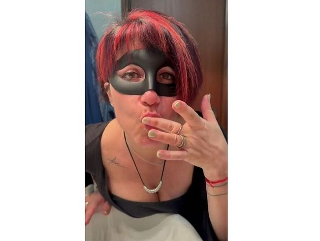 Download: DragonflyExhib - Mundurinmaske über Waschbecken - Ich lasse mich gerne als menschliche Toilette benutzen!