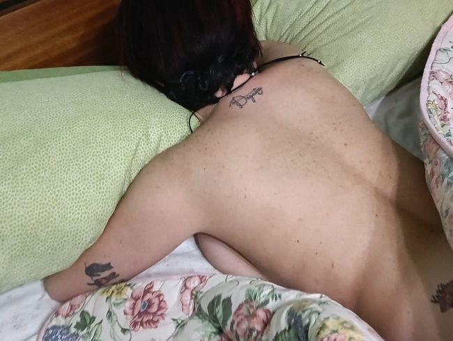 Download: DragonflyExhib - Nackt aufwachen und sich in den Mund pinkeln! Heiße Wasserspiele und menschliche Toilette...