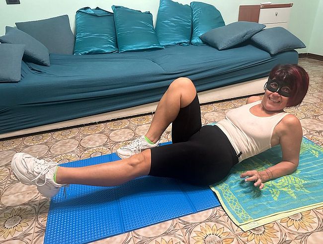 Download: DragonflyExhib - Heiße Gymnastik! Wasserspiele, Urinspiele und intensiver Blowjob während des Trainings. Nasses T-Shirt!