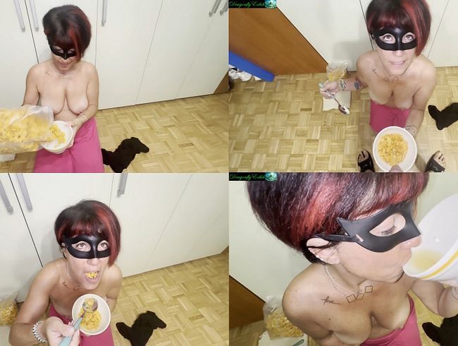 Download: DragonflyExhib - Müsli essen, das in Urin getränkt ist! Schmutziges Essensfetisch-Sklavenmädchen!