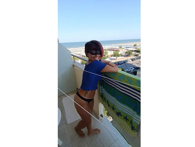 Download: DragonflyExhib - Verrückter Goldener Regen, Exhibitionismus, Urinieren auf den Schwanz und feuchter Blowjob auf dem Balkon!