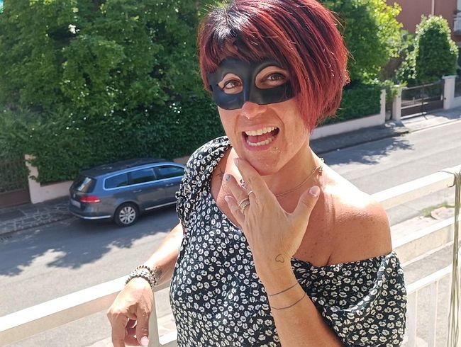 Download: DragonflyExhib - Großartige Gesichtsspritzer und Spermaspiele auf Titten, Nippeln, Mund und dann auf den Balkon gehen, komplett mit Sperma bedeckt!