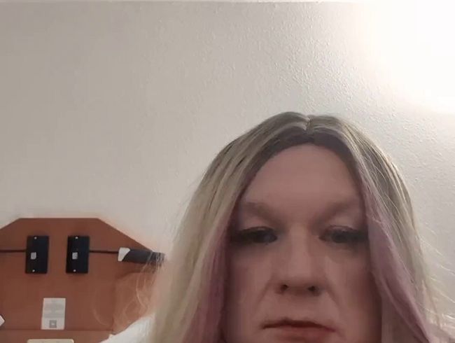 Download: DreamflyNDH - Sissy legt KG an und führt sich einen Plug ein